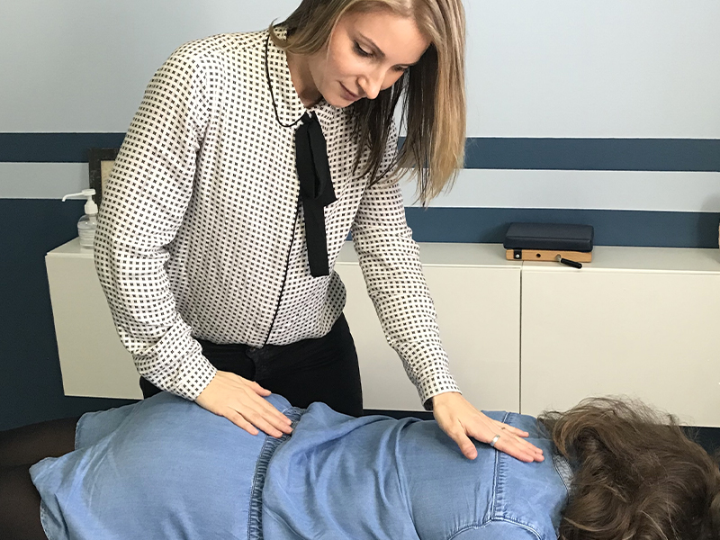 le chiropracteur soigne le patient allongé sur la table